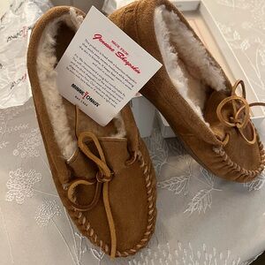 Women’s Minnetonka sheepskin hard sole moc golden tan size 9 style 3341w